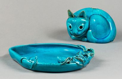 CHINE - EPOQUE KANGXI (1662 - 1722) Coupe en forme de pêche de longévité en porcelaine...