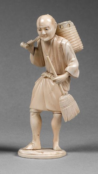 JAPON - Epoque MEIJI (1868 - 1912) 
**Okimono in ivory, peasant standing with a hood...