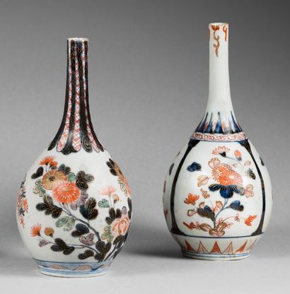 JAPON, Imari - Milieu Epoque EDO (1603 - 1868) 
*Two small porcelain bottle vases...