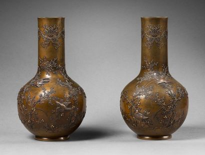 JAPON - Epoque MEIJI (1868 - 1912) 
Pair of bronze bottle vases with brown patina...