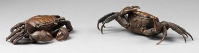 JAPON - Epoque MEIJI (1868 - 1912) 
*Two bronze crabs with brown patina, fully articulated,...