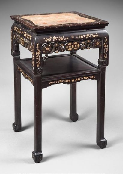 CHINE - XIXe siècle 
Square wooden saddle, pink marble top, wooden base with openwork...