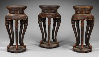 CHINE - XIXe siècle 
Three round-shaped saddles resting on five curved feet in black...