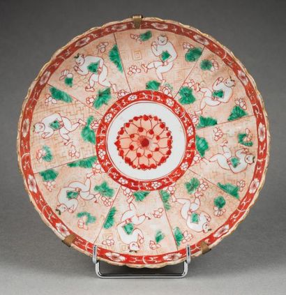 CHINE - EPOQUE KANGXI (1662 - 1722) 
Coupe polylobée en porcelaine émaillée polychrome...