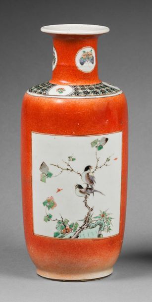 CHINE - EPOQUE KANGXI (1662 - 1722) Vase rouleau en porcelaine émaillée rouge corail...