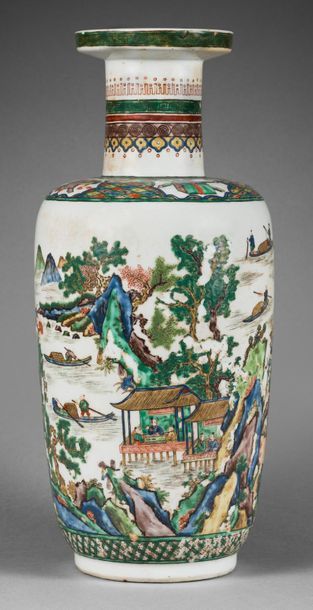 CHINE - XIXe siècle 
Paire de vases rouleaux en porcelaine émaillée polychrome dans...