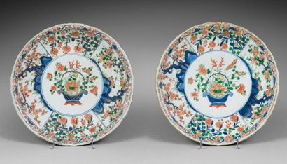 CHINE - EPOQUE KANGXI (1662 - 1722) 
Paire de grandes coupes en porcelaine décorée...