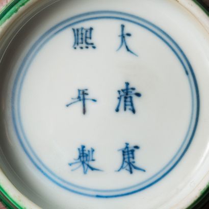 CHINE - EPOQUE KANGXI (1662 - 1722) 
Bol en porcelaine émaillée vert et manganèse...