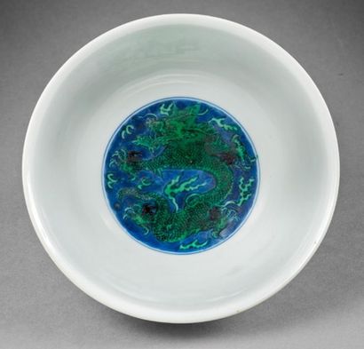 CHINE - EPOQUE KANGXI (1662 - 1722) 
Bol en porcelaine décorée en bleu sous couverte...