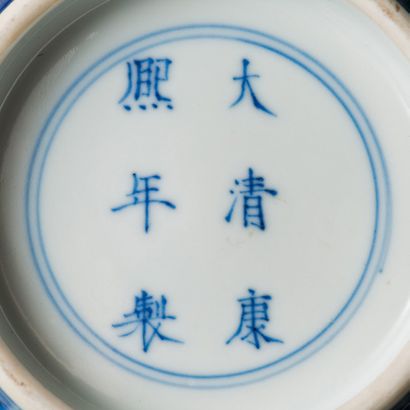 CHINE - EPOQUE KANGXI (1662 - 1722) 
Bol en porcelaine décorée en bleu sous couverte...