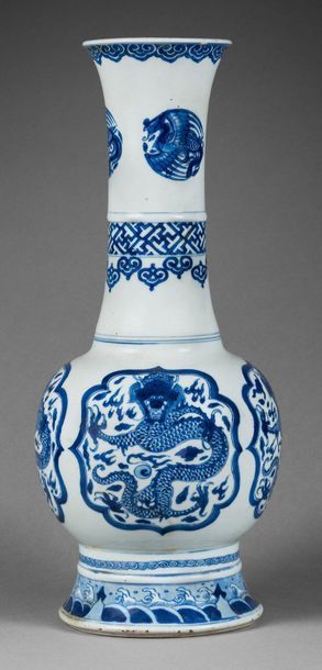 CHINE - EPOQUE KANGXI (1662 - 1722) Vase à panse basse et col étroit légèrement évasé...