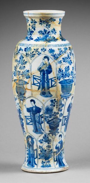 CHINE - EPOQUE KANGXI (1662 - 1722) Vase balustre en porcelaine à décor en bleu sous...