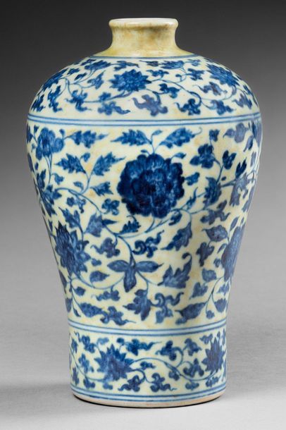 CHINE - XVIIIe siècle PAS DE LIVE SUR CE LOT - NO LIVE BIDDING ON THIS LOT Vase de...
