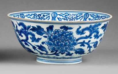 CHINE - EPOQUE KANGXI (1662 - 1722) Bol en porcelaine décorée en bleu sous couverte...