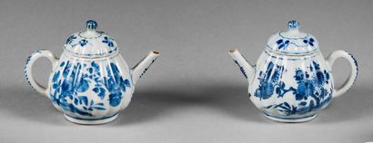 CHINE - EPOQUE KANGXI (1662 - 1722) Paire de verseuses côtelées en porcelaine décorée...