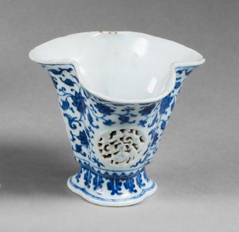 CHINE - Epoque QIANLONG (1736 - 1795) 
Pair of bowls on pedestal with trilobal neck...