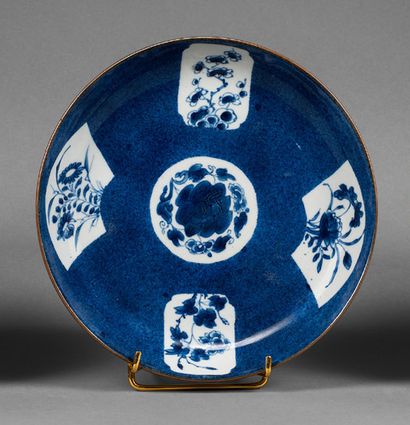 CHINE - EPOQUE KANGXI (1662 - 1722) 
Coupe en porcelaine décorée en bleu sous couverte...
