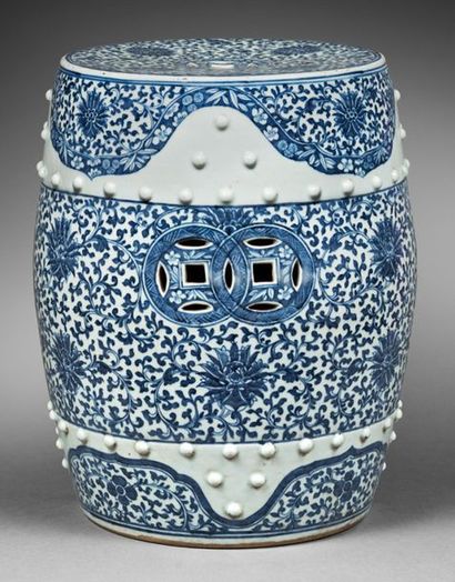 CHINE - Fin XIXe siècle 
Porcelain stool with blue lotus undergrowth in their foliage...