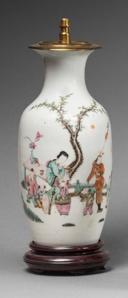 CHINE - XIXe siècle 
Petit vase balustre en porcelaine blanche à décor en émaux polychromes...