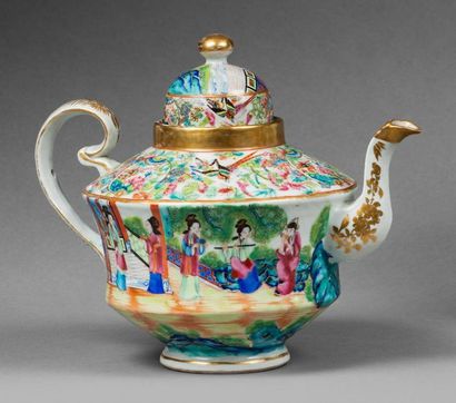 CHINE, Canton - Fin XIXe siècle 
Théière en porcelaine émaillée polychrome à décor...