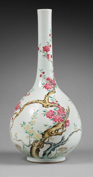 CHINE - XVIIIe siècle 
Bottle vase in white porcelain, decorated in polychrome enamels...