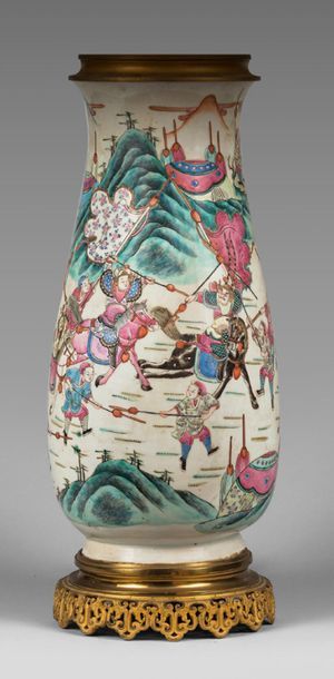 CHINE, Canton - XIXe siècle 
Polychrome enamelled porcelain vase in the style of...