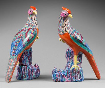 STYLE CHINOIS - Début XXe siècle 
Pair of pheasants in polychrome enamelled porcelain...