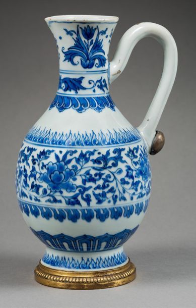 CHINE - PÉRIODE TRANSITION, XVIIE SIÈCLE Verseuse en porcelaine décorée en bleu sous...