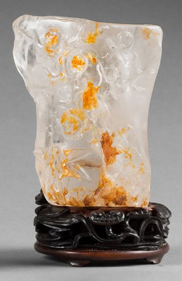 CHINE - XIXe siècle 
Vase rhyton en cristal de roche à décor sculpté dans une veine...