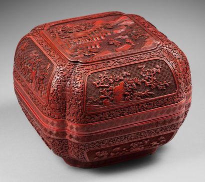 CHINE - Début XIXe siècle 
Boite de forme carrée à angles rentrants en laque rouge...