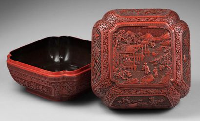 CHINE - Début XIXe siècle 
Boite de forme carrée à angles rentrants en laque rouge...