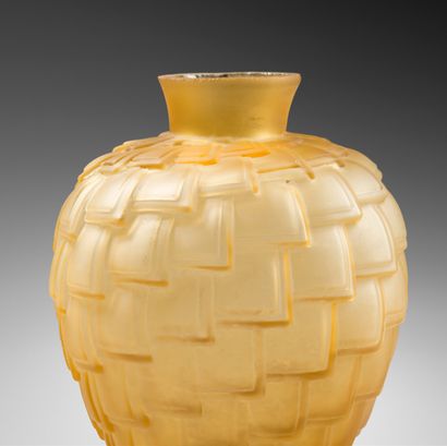 ANONYME 
• Vase en verre jaune décor stylisé (éclat au col).
Haut. 15 cm