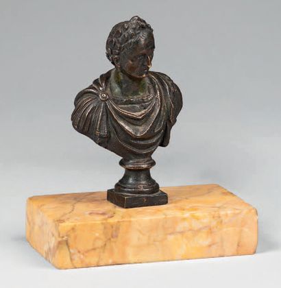 null PETIT BUSTE d'empereur romain lauré.
Bronze à la cire perdue à patine brun-vert.
Fonte...