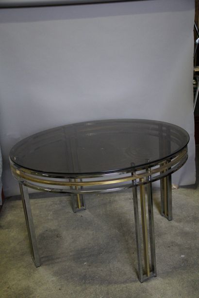 null Table ronde à structure métallique, plateau de verre fumé.