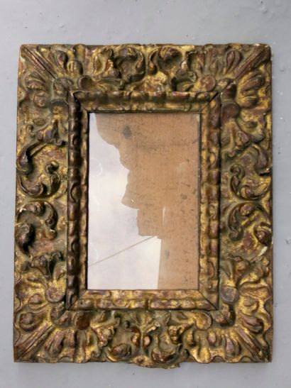 null 
*CADRE en bois sculpté et doré de motifs feuillagés.




XVIIe siècle.




47...