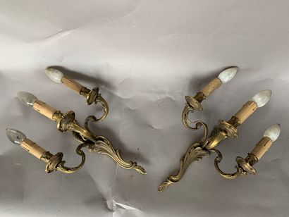 null Paire d'appliques à trois bras de lumières en bronze doré de style Louis XV...