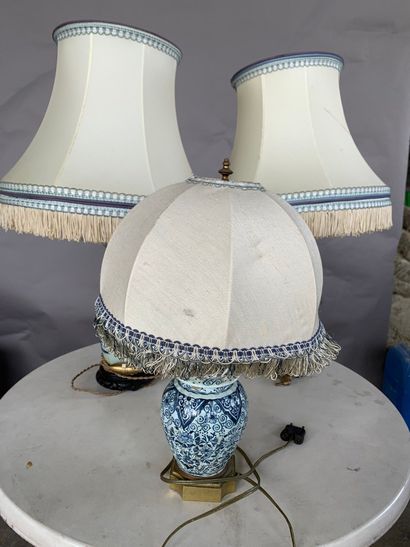 null Trois pieds de lampe en porcelaine de la Chine ou Delft et un miroir en fer...
