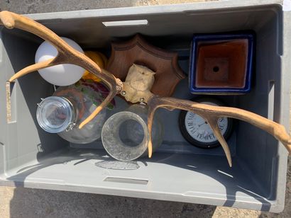 null Various boxes: glassware, barometer, pot holder, deer antlers...