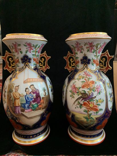 null Paire de vases à anses en porcelaine polychrome et dorée, à décor de personnages...