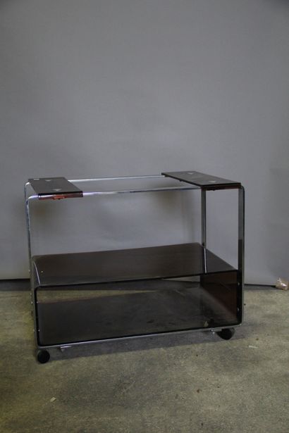 null Table roulante en métal et plexiglass de couleur brune.