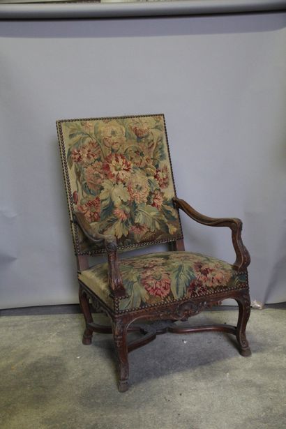 null Paire d'importants fauteuils à haut dossier de style Louis XIV.