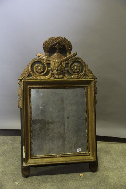 null Miroir à fronton en bois peint et doré. Style Louis XVI. (accidents et manq...