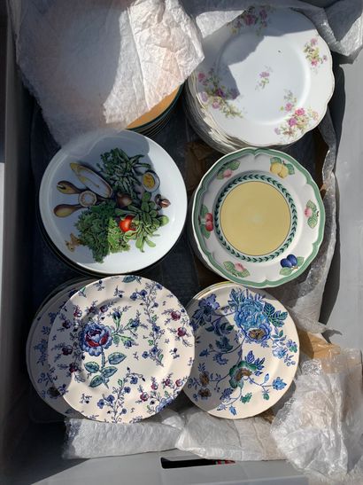 null Eight mannettes of various crockery including parts of service in Villeroy and...