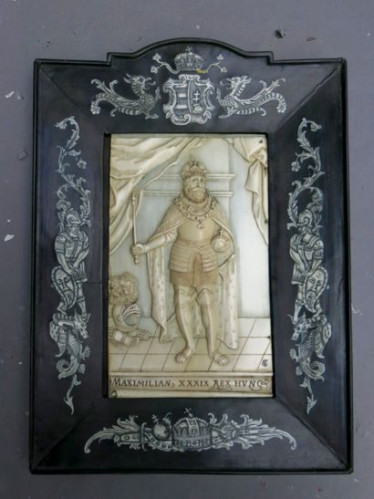 null 
*PLAQUE D'IVOIRE sculptée en bas-relief.




Maximilien, roi de Hongrie.




Titrée...