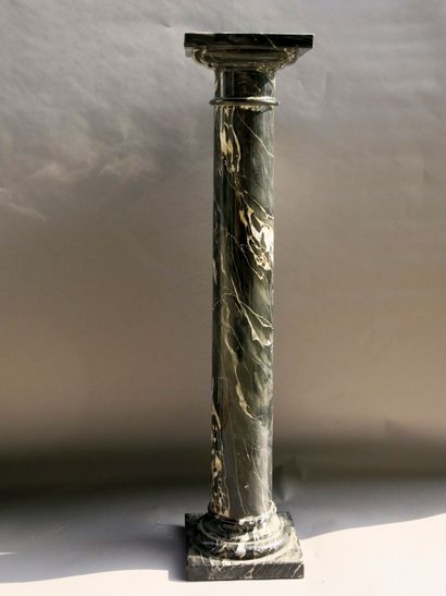 null 
*COLONNE en marbre portor, formant sellette.




H. 100 cm - l. 22,5 cm
