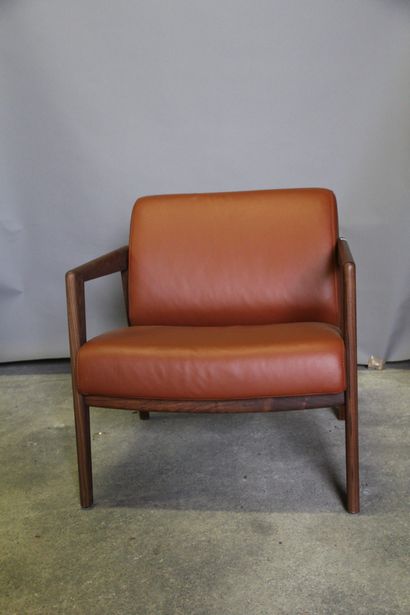 null THONET. Paire de fauteuils à garniture de cuir orange.