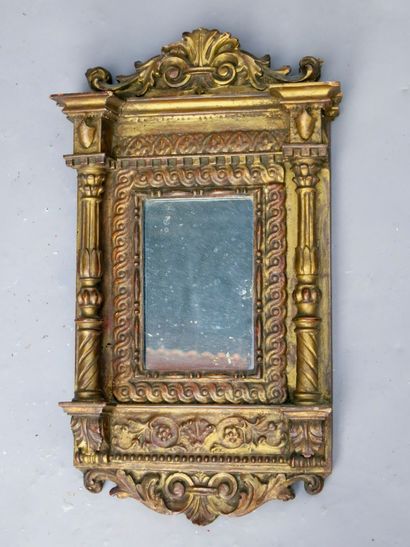 null 
*MIROIR en bois doré.




Style Renaissance, XIXe siècle.




H. 48,5 x 28...