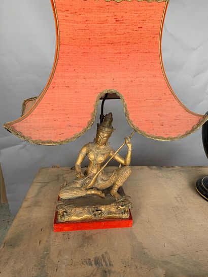 null Deux pieds de lampe: l'un à décor d'un personnage oriental et l'autre en céramique;...