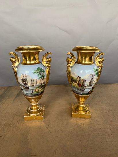 null Paire de vases balustres en porcelaine dorée et réserves de paysages portuaires....