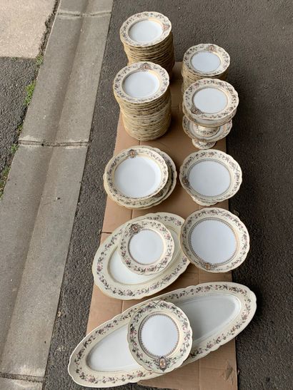 null Partie de service de vaisselle en porcelaine décorée par J. Hesse, 4 boulevard...